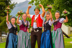 Urnäsch, 4.7.21, Schwingen - Appenzeller Kantonal.Sieger Schlegel Werner (Hemberg) mit Ehrendamen